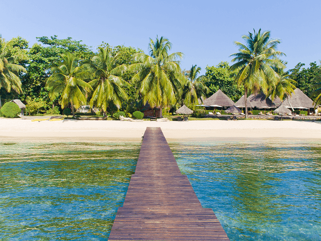 Mólo na pláži ostrova Sainte Marie, Madagaskar